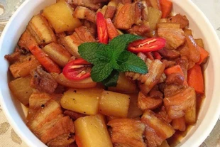 Tuy nhiên, bên cạnh những lợi ích, củ cải trắng vẫn tiềm ẩn một số rủi ro nếu sử dụng quá mức. Ăn quá nhiều, đặc biệt là củ cải sống, có thể gây kích ứng dạ dày, dẫn đến đau bụng hoặc tiêu chảy ở những người có hệ tiêu hóa nhạy cảm. Ảnh minh hoạ