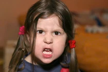 Cha mẹ nên làm gì khi trẻ cáu giận?