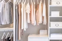 Tủ đồ tối giản, cách sống mới của người trẻ hiện đại