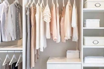 Tủ đồ tối giản, cách sống mới của người trẻ hiện đại