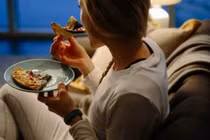 Bữa tối trễ gây tăng cân, mất ngủ, đau dạ dày