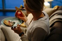 Bữa tối trễ gây tăng cân, mất ngủ, đau dạ dày