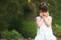 Thói quen xấu của cha mẹ vô tình khiến trẻ tổn thương