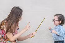 Đòn roi không giúp con ngoan hơn