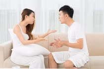 Vợ chồng trẻ mâu thuẫn vì thói quen so sánh gia đình mình với người khác