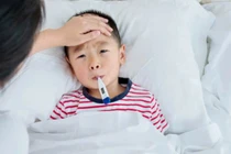 Chăm sóc đúng cách khi trẻ bị sốt siêu vi