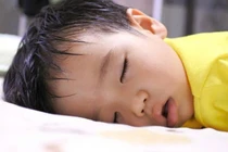 Trẻ đổ mồ hôi trộm, nguyên nhân vì sao?