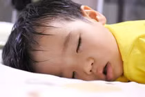 Trẻ đổ mồ hôi trộm, nguyên nhân vì sao?