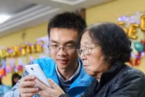 Người lớn tuổi sử dụng facebook thế nào để vui mà không nghiện?