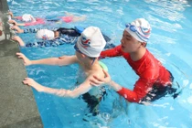 Biết bơi chưa đủ, cần dạy trẻ kỹ năng thoát hiểm