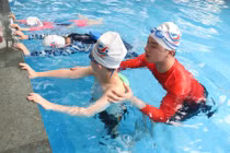 Biết bơi chưa đủ, cần dạy trẻ kỹ năng thoát hiểm