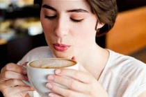 Thói quen uống cà phê lúc đói âm thầm gây hại dạ dày