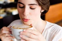 Thói quen uống cà phê lúc đói âm thầm gây hại dạ dày