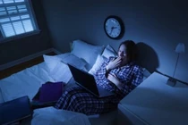 Thường xuyên ngủ muộn, điều gì sẽ xảy ra với làn da bạn?