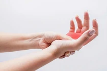 Tê bì chân tay dấu hiệu bệnh lý nghiêm trọng, chớ chủ quan