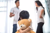 Cha mẹ cãi nhau trước mặt con, ảnh hưởng tâm lý đến trẻ