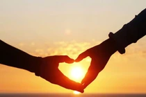 Yêu lại người cũ, hàn gắn hay tự khiến mình đau thêm? 