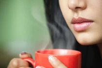 Uống nước ấm buổi sáng có thực sự thải độc?