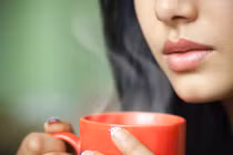 Uống nước ấm buổi sáng có thực sự thải độc?