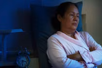 Vì sao người già thường ngủ ít hơn?