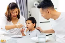 Khi bạn đời nuông chiều con quá mức, phải làm sao?