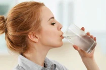 Vì sao nên bắt đầu buổi sáng bằng một ly nước ấm?