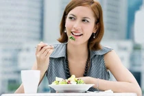 Ăn chậm, nhai kỹ, lợi ích nhiều người không ngờ