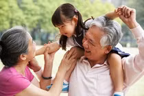 Xa con vì mưu sinh, cha mẹ nên cân nhắc gì?