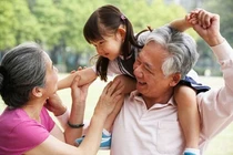 Xa con vì mưu sinh, cha mẹ nên cân nhắc gì?