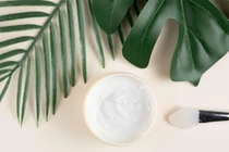 Làn da tổn thương vì sử dụng mỹ phẩm không nhãn mác