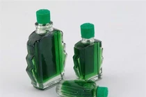 Nguy hại khi cha mẹ lạm dụng dầu gió cho trẻ