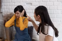 Cha mẹ nên làm gì khi con đến tuổi dậy thì nổi loạn?