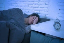 Cách đối diện cảm xúc tiêu cực mà không bị chúng cuốn đi 