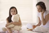 Làm sao để con không cô đơn dù cha mẹ bận rộn?