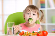 Làm sao khi trẻ không chịu ăn rau?