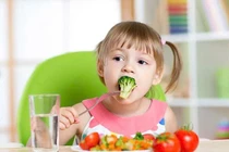 Làm sao khi trẻ không chịu ăn rau?