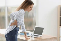 Nguy cơ loãng xương sớm ở phụ nữ trẻ văn phòng, cách phòng tránh