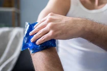 Căng cơ bàn tay từ việc sử dụng smartphone, laptop kéo dài