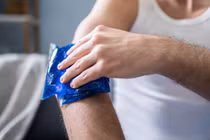 Căng cơ bàn tay từ việc sử dụng smartphone, laptop kéo dài