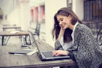 Phụ nữ hậu ly hôn, tái sinh hay trượt dài?