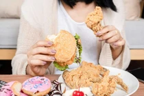 Ăn sau 8 giờ tối có thật sự gây tăng cân?