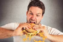 Nguy cơ tiềm ẩn từ thói quen ăn vội 