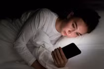 Vừa tỉnh giấc đã cầm điện thoại, nguy cơ tiềm ẩn