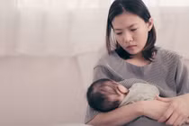 Làm gì để đồng hành cùng vợ vượt trầm cảm sau sinh?