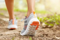 Lợi ích của đi bộ ngược cho người trung niên, cao tuổi