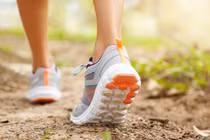 Lợi ích của đi bộ ngược cho người trung niên, cao tuổi