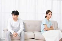 Có nên để bạn bè can thiệp vào hạnh phúc gia đình