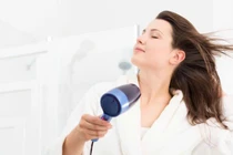 Sấy tóc đúng cách giúp tóc mượt mà, không hư tổn