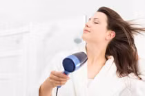 Sấy tóc đúng cách giúp tóc mượt mà, không hư tổn