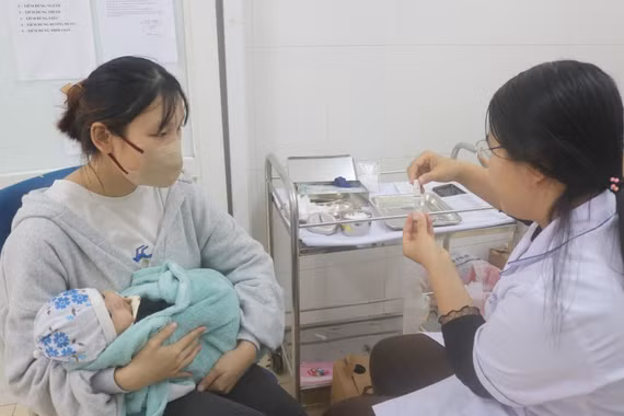 Hà Nội đề xuất hỗ trợ tiền sinh con, kết hôn đúng tuổi